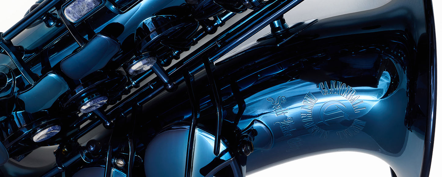 Close-up of Cannonball A5-30 Deep Black Sapphire lacquer body and key mechanism